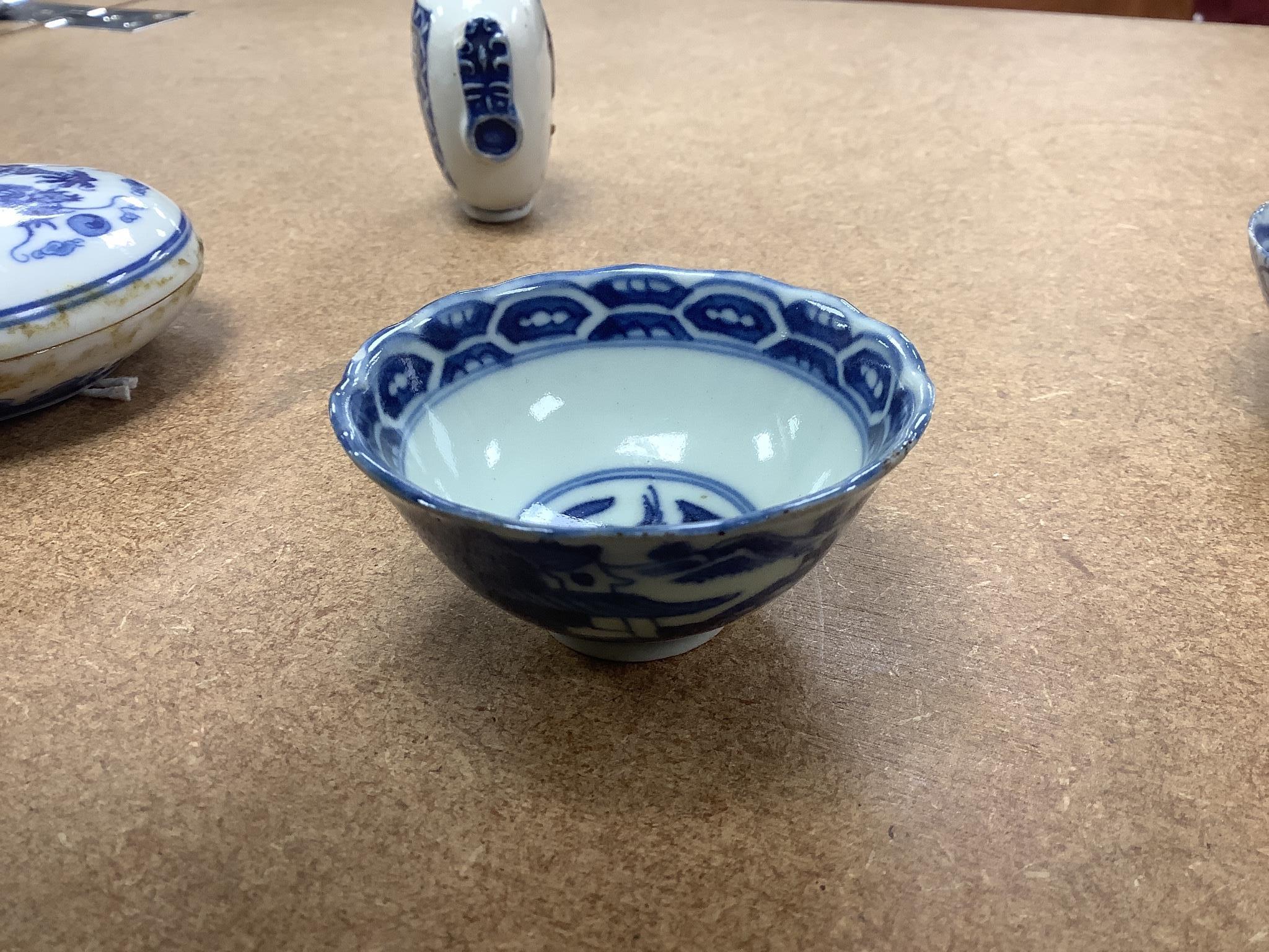 A Chinese underglaze blue and copper red snuff bottle, late 19th century, two blue and white bowls and a box and cover (4) 8.5cm